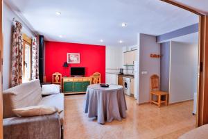 salon z kanapą i stołem w obiekcie Apartamentos Castillo Cazorla w mieście Cazorla