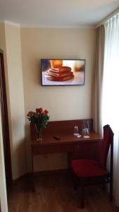 Televízia a/alebo spoločenská miestnosť v ubytovaní Resort de Esperanto Sanatorium Uzdrowiskowe