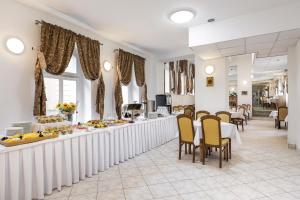 um restaurante com um balcão com mesas e cadeiras em Dom Zdrojowy em Jelenia Góra