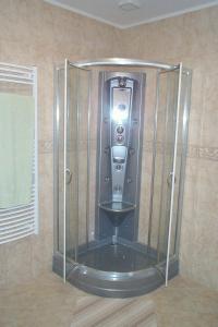 A bathroom at Parish Bull Hotel Még 29 kép