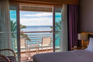 SANA Sesimbra Hotel في سيسيمبرا: غرفة فندقية مطلة على المحيط