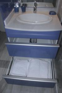 een wastafel in een badkamer met handdoeken erin bij Colibri des îles in Le Gosier +16 foto's