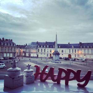 un cartello che legge "marmellata felice" davanti a una città di Les Rêves by Isa ad Arras