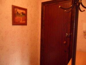 クルガンにあるтрехкомнатная квартира д 3の壁画付きの部屋