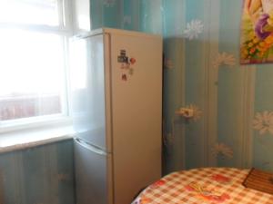 クルガンにあるтрехкомнатная квартира д 3の窓付きの客室で、冷蔵庫が備わります。