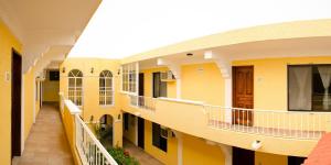 um corredor de um edifício de apartamentos com paredes amarelas em Hotel Real Del Mayab em Playa del Carmen