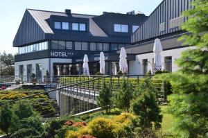 hotel z ogrodem przed nim w obiekcie Hotel Avangarda w mieście Różan