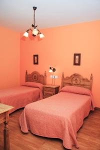 Cama o camas de una habitación en Hotel Rural Restaurante Los Rosales