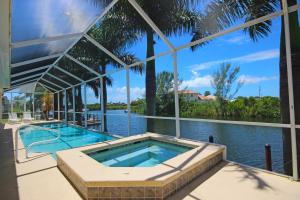 una imagen de una piscina en una casa en Mangrove Bay SW Cape - waterfront private home locally owned & managed, fair & honest pricing, en Cabo Coral