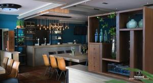 a bar with a table and chairs in a room at Hotel Umberto in Wijchen