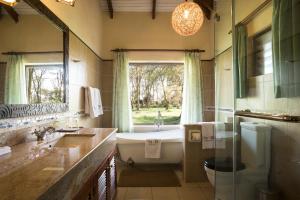 حمام في Kibo Villa Amboseli