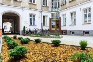 budynek z rowerami zaparkowanymi przed nim w obiekcie Constitution Square Rooms w Warszawie