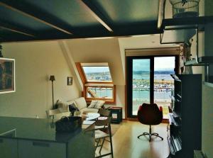 sala de estar con vistas al océano en Apartamentos Puerto Basella, en Villanueva de Arosa