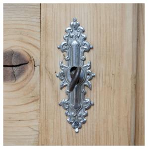 een metalen deurklink op een houten deur bij Les logis de l'horloger in La Chaux-de-Fonds