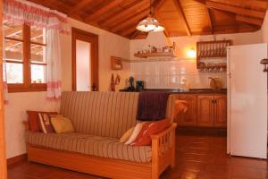uma sala de estar com um sofá na cozinha em Finca el Castillo em Buenavista del Norte