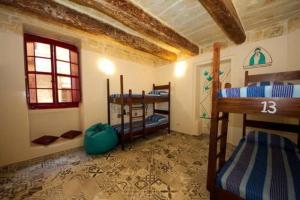 sypialnia z 2 łóżkami piętrowymi w pokoju w obiekcie Vallettastay Dormitory shared hostel w mieście Valletta