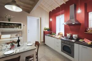 A kitchen or kitchenette at La Bellavita B&B
