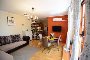 TV a/nebo společenská místnost v ubytování Downtown Garden Isle in urban Style-Free parking