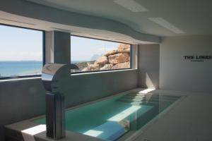 Bazén v ubytovaní Luxury Apartment Sea, Golf and Gibraltar View, Alcaidesa The Links, Ap 102 alebo v jeho blízkosti