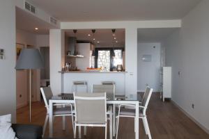 Kuchyňa alebo kuchynka v ubytovaní Luxury Apartment Sea, Golf and Gibraltar View, Alcaidesa The Links, Ap 102