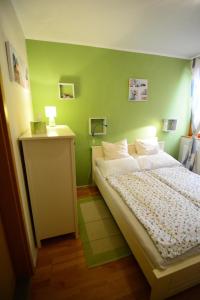 Postel nebo postele na pokoji v ubytování Downtown Garden Isle in urban Style-Free parking