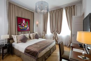 パリにあるMajestic Hotel Spa - Champs Elyséesのベッドとシャンデリアのあるホテルの部屋 +89枚の写真