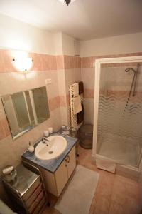 Koupelna v ubytování Downtown Garden Isle in urban Style-Free parking + 32 fotografií