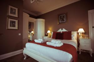 En eller flere senge i et værelse på Port Lympne Mansion Hotel