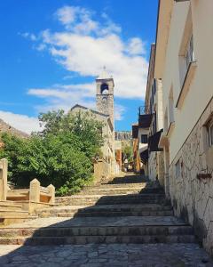 een straat met een klokkentoren op de achtergrond bij Studio Apartment Bohemia in Mostar
