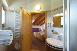 łazienka z umywalką i toaletą oraz sypialnia w obiekcie Agritur Maso Chemela w Calavese +37 zdjęć