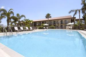 Swimming pool sa o malapit sa Super 8 by Wyndham Riviera Beach West Palm Beach
