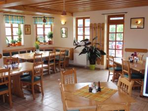 מסעדה או מקום אחר לאכול בו ב-Penzion U Studeného potoka