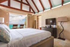 A bed or beds in a room at CeBlue Villas