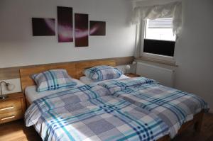 Fuldatal的住宿－Fewo-Fuldatal，一间卧室配有带两个枕头的床和窗户