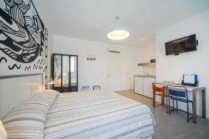 ein Schlafzimmer mit einem Bett, einem Schreibtisch und einem Fernseher in der Unterkunft Locazione Turistica Duca d'Aosta 31 in Mestre