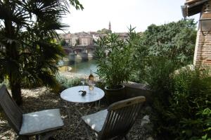 Výhled na řeku, která protéká v blízkosti bed and breakfast