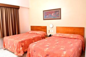 Postel nebo postele na pokoji v ubytování Hotel Delfines - a 2 calles del Acuario Veracruz