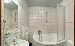 Koupelna v ubytování Hotel Buchlov + 34 fotografií