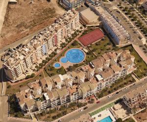 Apartamentos Marinesco V.v. في لا مانغا ذيل مار مينور: اطلالة جوية على مجمع شقق مع مسبح