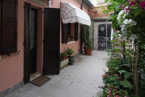 コマッキオにあるPorta del Carmineの傘入り口