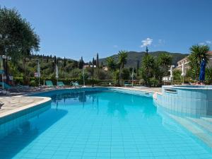 una grande piscina con piastrelle blu in un resort di Villa Marinos a Kato Korakiana