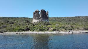 un viejo castillo en una isla en el agua en Casa vacanza S'Istella iun Q2451, en Torre Grande