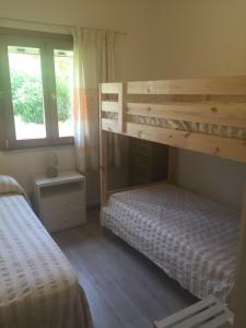 ゴルフォ・アランチにあるvilla aranciのベッドルーム1室(二段ベッド2台、窓付)が備わります。