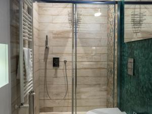 IsnelloにあるCasa vacanze Scurò - Isnelloのバスルーム(ガラスドア付きのシャワー付)
