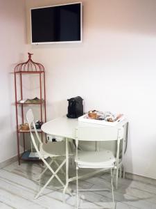 A television and/or entertainment centre at Casa vacanze Scurò - Isnello