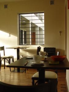 comedor con mesa y ventana en Hotel Urbana en Córdoba