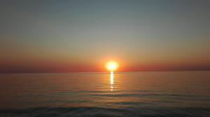 un tramonto sull'oceano con il tramonto di Casa vacanza S'Istella iun Q2451 a Torre Grande