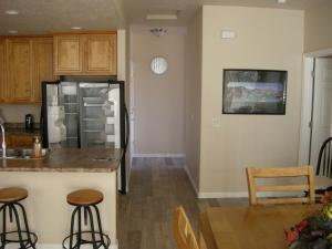 eine Küche mit einer Theke und einem Kühlschrank in der Unterkunft Nevada Mesquite Vacation Rentals in Mesquite