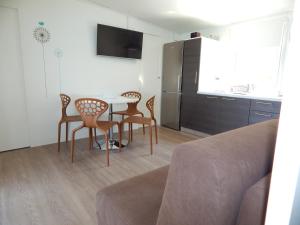 Il comprend un salon avec une table et des chaises ainsi qu'une cuisine. dans l'établissement Mobile House on Drage Beach, à Pakoštane
