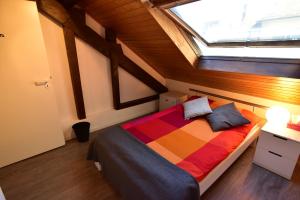 ein Schlafzimmer mit einem Bett mit einer bunten Decke in der Unterkunft Morges House in Morges